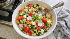 Quinoa-Gemüsesalat zum Vorbereiten – so bleibt er locker und nicht wässrig