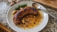 Salsiccia aus der Bratpfanne: saftig gebraten mit Rosmarin und Knoblauch