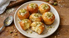 Salzige Babà mignon mit Käse & Pistazie – fluffige Hefeküchlein fürs Apéro