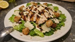 Caesar Salad leggera mit Grill-Poulet – leicht, zitronig und trotzdem sättigend
