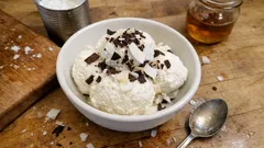 Cremigs Kokos-Glacé ohne Maschine – mit einem einfachen Rühr-Trick im Tiefkühler