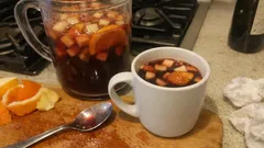 Sangria wie in Spanien: schnell vorbereitet und mit Pfirsich, Apfel und Zitrusfrüchten