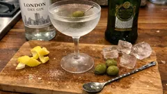 Dry Martini zuhause mixen: so wird er kristallklar und perfekt ausbalanciert