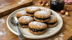 Buchweizen-Guetzli als Doppeldecker – knusprig, nussig und mit Heidelbeer-Konfitüre