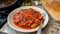 Carne alla pizzaiola: Kalbsplätzli in Tomaten-Oregano-Sauce – in 15 Minuten auf dem Tisch