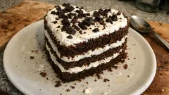 Torta furba in Herzform: Kakaobiskuit mit Kaffee, Rahmcreme und Schoggi – ganz einfach